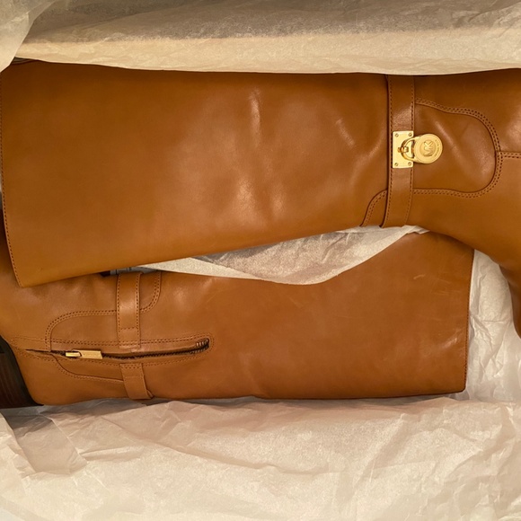 MICHAEL KORS HAMILTON RIDING BOOTS (LUGGAGE) - Picture 2 of 8